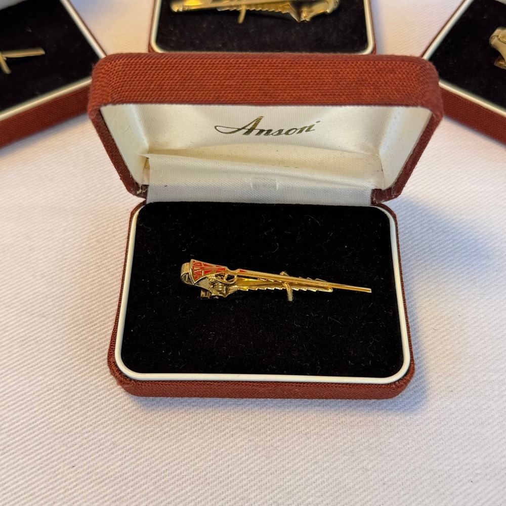 Vintage Anson Rifle Tie Clip Red Enamel Gold Tone NOS Original Box USA Accessory